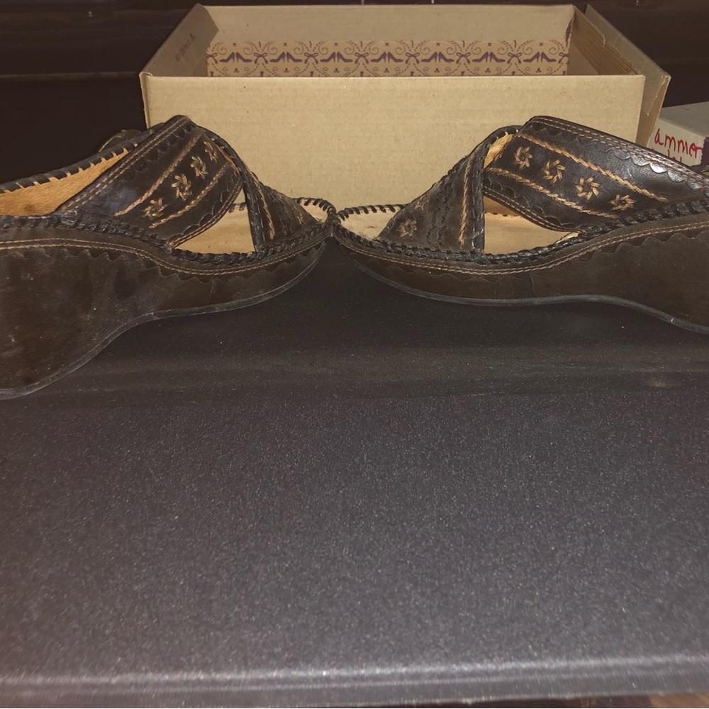 Womens Clark’s Sandals/Slides size 8. Used but still in great condition.
